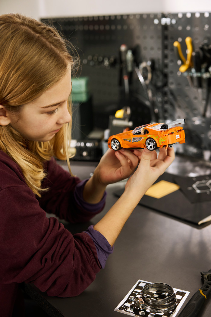 LEGO Speed Champions The Fast and The Furious Toyota Supra MK4 77260 produkt in gebrauch