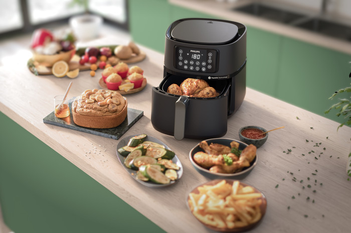 Philips Airfryer XXL Connected HD9285/93 + Baking Pan product in use