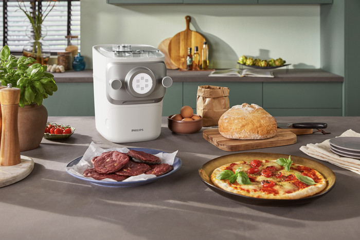 Philips 7000 Series Pasta Maker HR2660/00 product in use