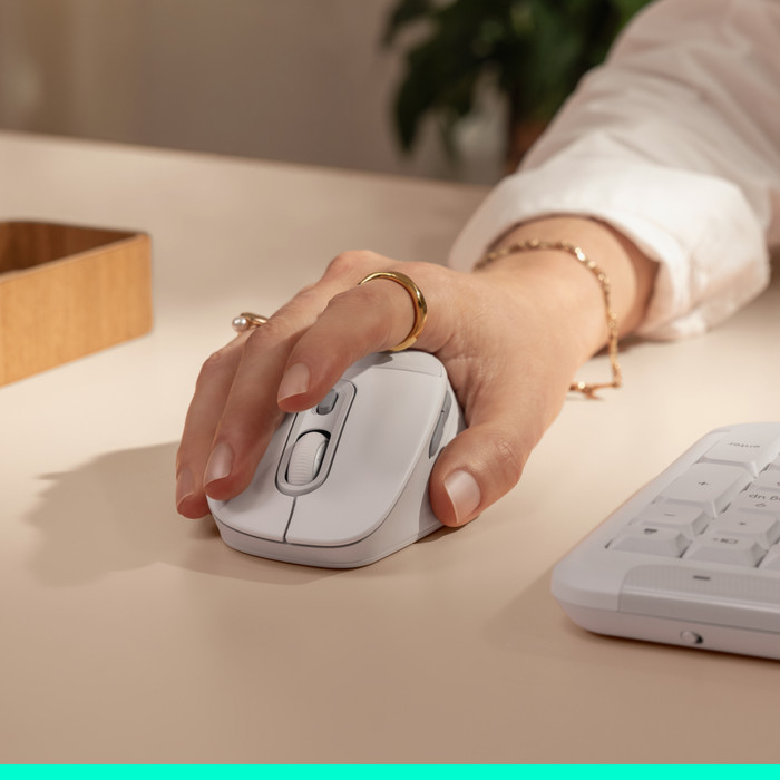 Logitech Signature Comfort Plus M850 L Wireless Mouse Off-White product in use