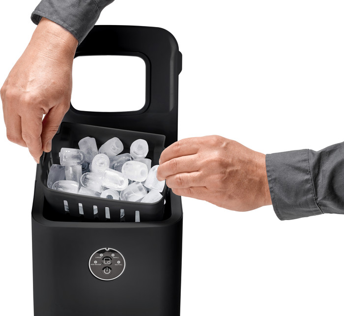 SOLIS Ice Cube Express Black product in use