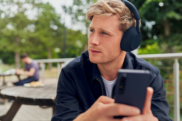 Sony WH-1000XM5 Blau produkt in gebrauch