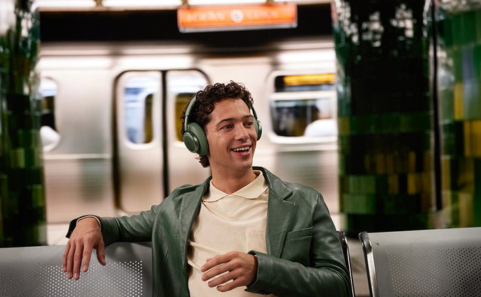 JBL Live 780NC Green product in use