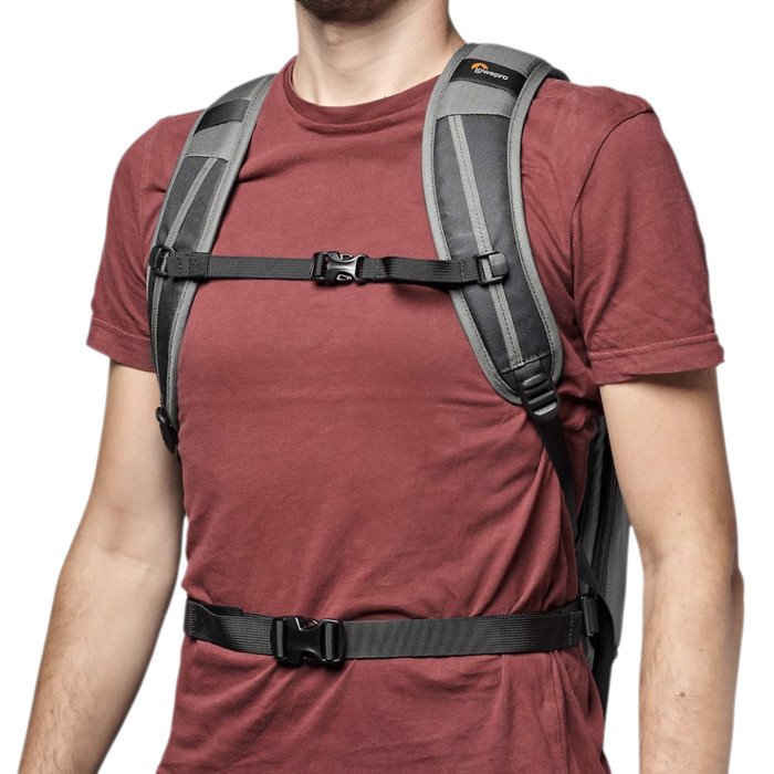 Lowepro Flipside 300 AW III Dunkelgrau produkt in gebrauch
