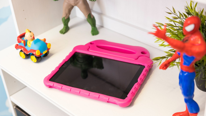 BlueBuilt iPad (2021/2020) Kids Cover Pink product in use