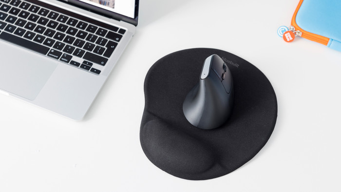 BlueBuilt Summus Ergonomische Kabellose Vertikale Maus produkt in gebrauch