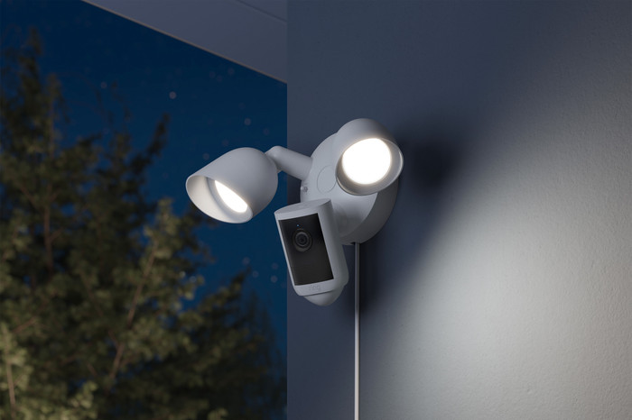 Ring Floodlight Cam 2. Generation Weiß produkt in gebrauch