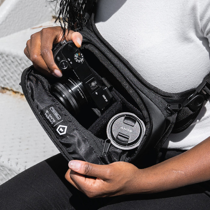 WANDRD Rogue Sling 3 L Schwarz produkt in gebrauch