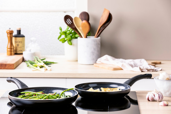 BK Brilliant Frying Pan Set 24cm + 28cm product in use