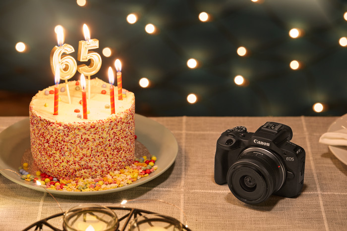 Canon EOS R100 Black + RF-S 18-45mm + RF-S 55-210mm product in use