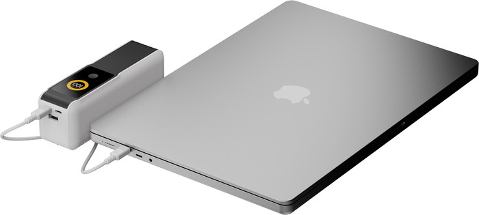 Xtorm NextGen 70 W Powerbank 27.000 mAh Weiß produkt in gebrauch