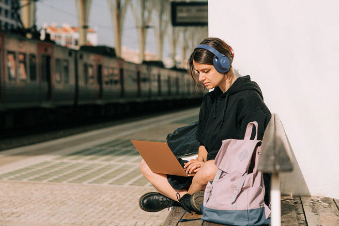 JBL Tune 770NC Blue product in use