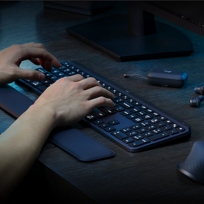 Logitech MX Keys S Combo QWERTZ product in use
