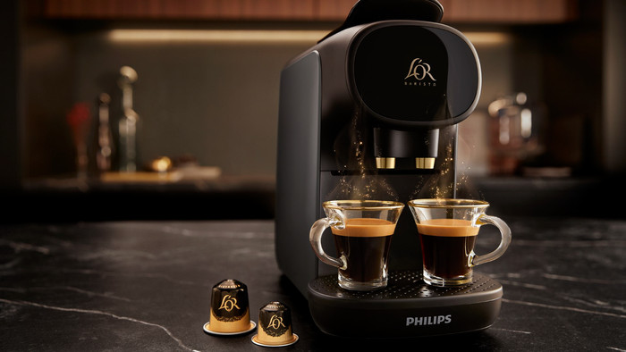 Philips L'OR Barista Sublime LM9012/23 Grau mit Kaffeekapseln produkt in gebrauch