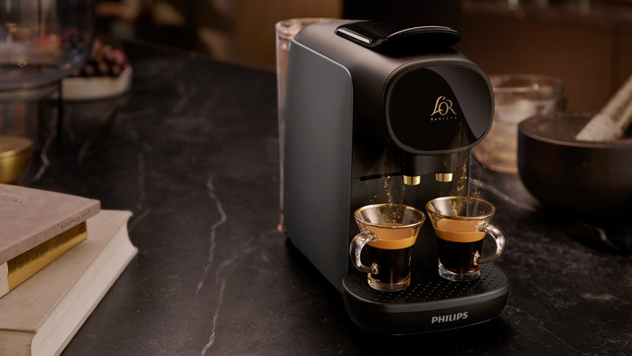Philips L'OR Barista Sublime LM9012/23 Grau mit Kaffeekapseln produkt in gebrauch