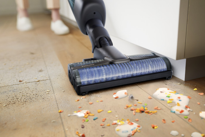 Philips AquaTrio Series 7000 XW7110/01 product in use