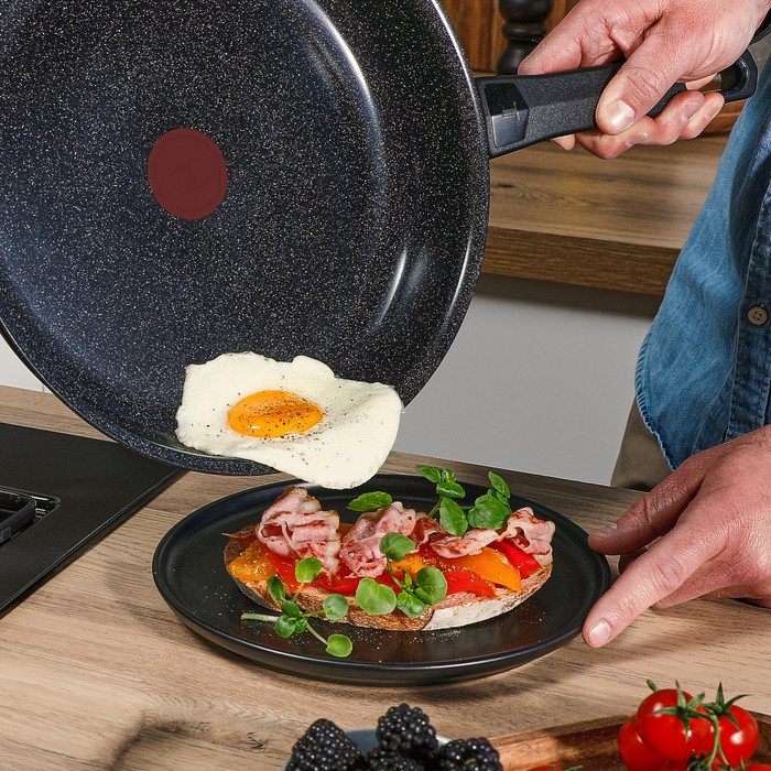 Tefal Ceramic Control Grey Bratpfanne 24 cm produkt in gebrauch