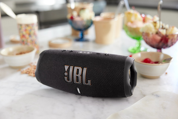 JBL Charge 5 Wi-Fi produkt in gebrauch