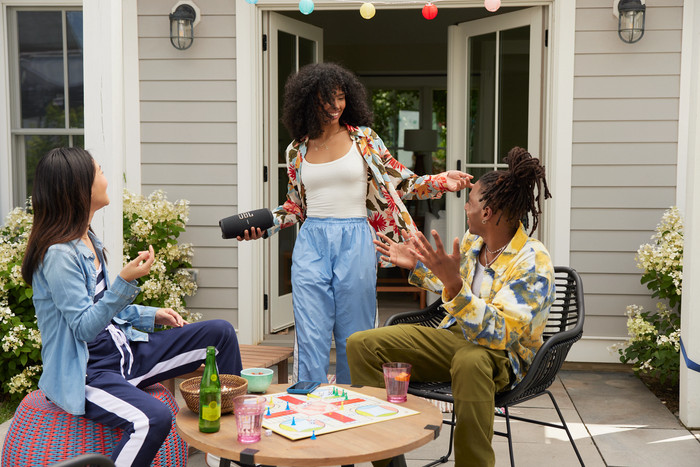 JBL Charge 5 Wi-Fi produkt in gebrauch