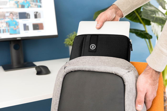 BlueBuilt Laptophülle Breite 33 cm 14 Zoll S Schwarz produkt in gebrauch