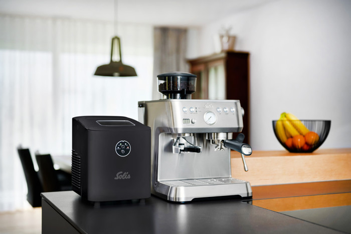 SOLIS Ice Cube Express Black product in use