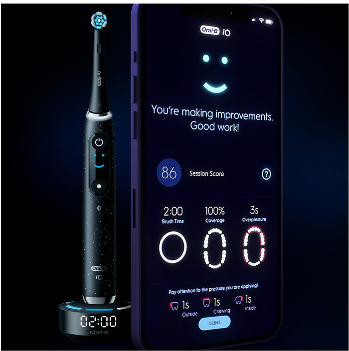 Oral-B iO 10 Schwarz Special Edition Vorteilspack produkt in gebrauch