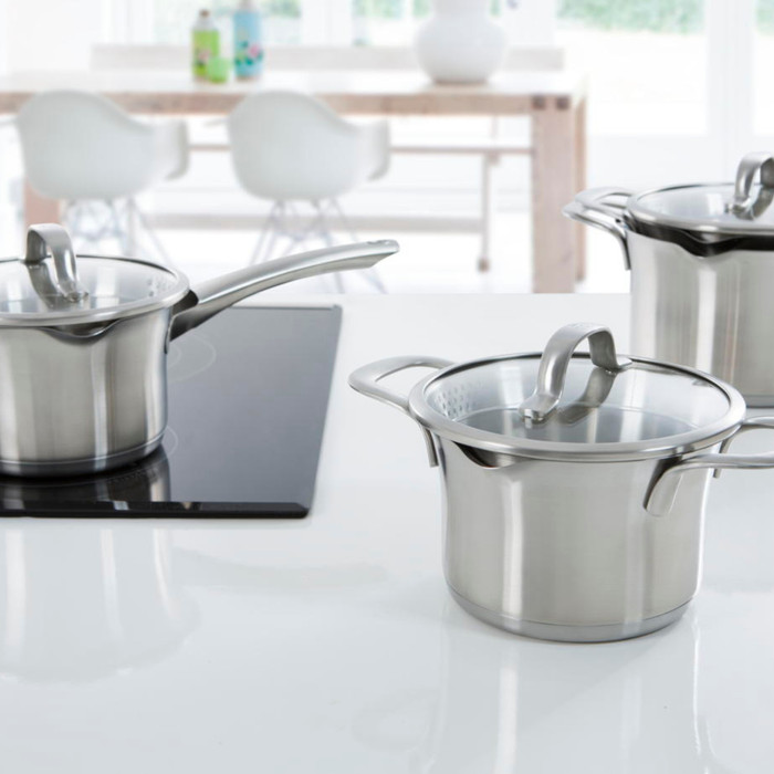 BK Wave Cookware Set 4-piece product in use