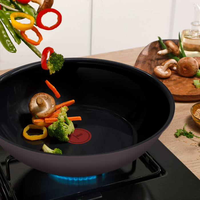 Tefal Ceramic Control Grey Wok 28 cm produkt in gebrauch