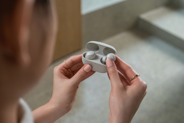 Sony WF-1000XM5 Silber produkt in gebrauch