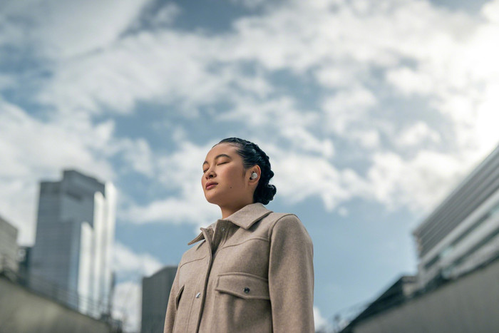 Sony WF-1000XM5 Silber produkt in gebrauch