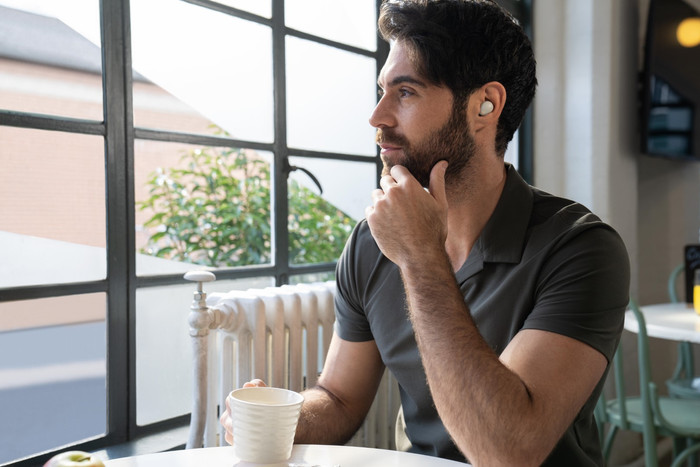 Sony WF-1000XM5 Silber produkt in gebrauch