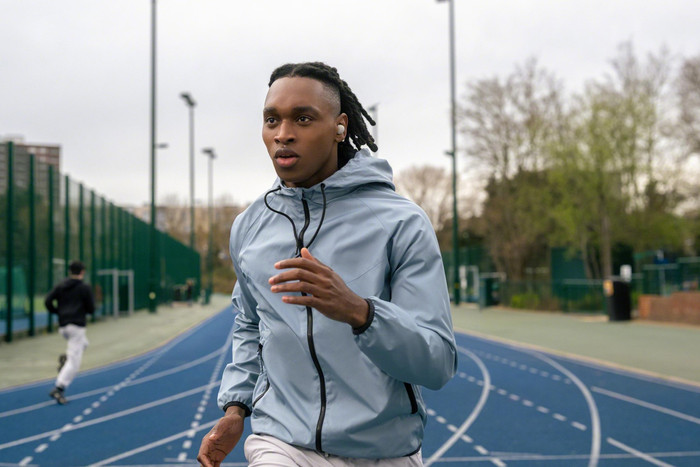 Sony WF-1000XM5 Silber produkt in gebrauch