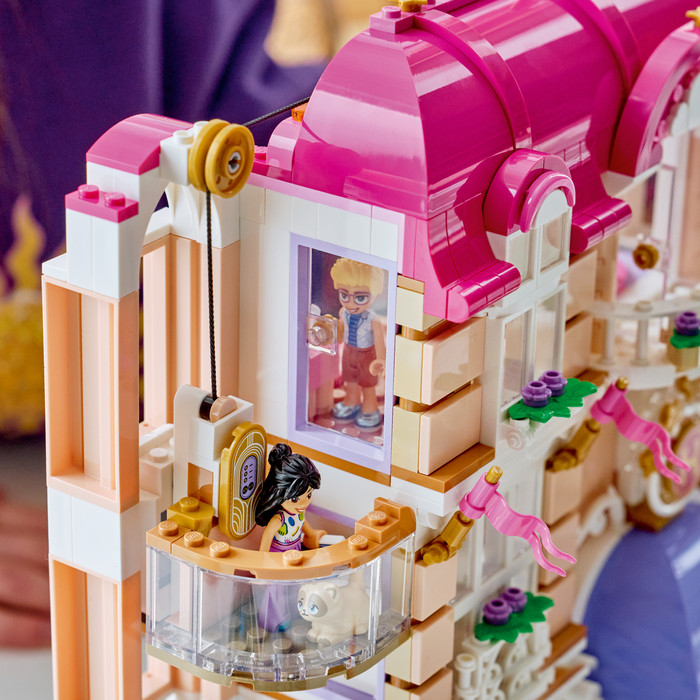 LEGO Friends Das Grandhotel von Heartlake City 42704 produkt in gebrauch