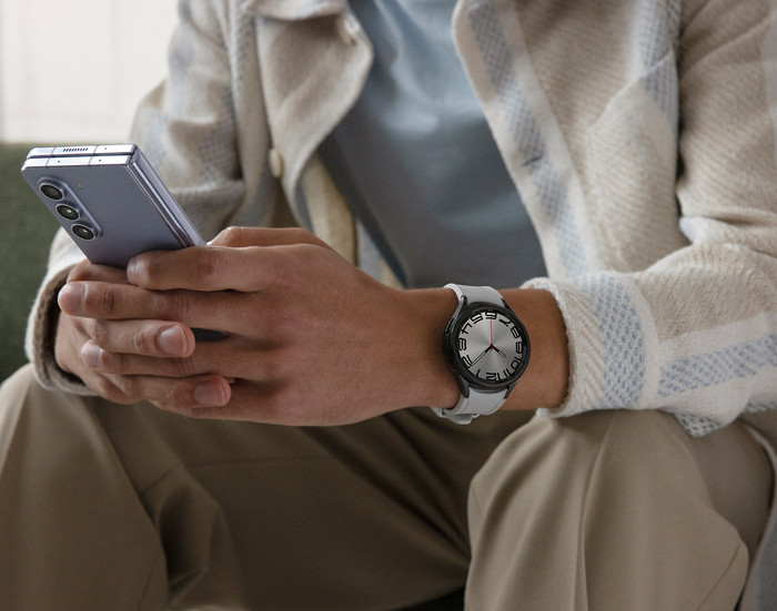 Samsung Galaxy Watch 6 Classic Silver 43mm product in use