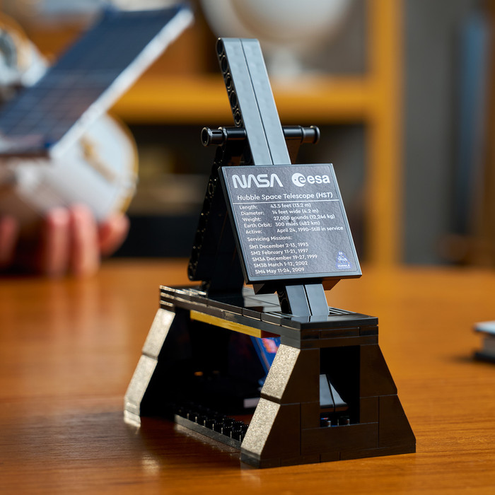 LEGO Icons Hubble-Weltraumteleskop 11382 produkt in gebrauch