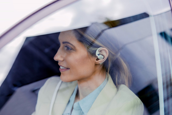 Shokz OpenFit Schwarz produkt in gebrauch