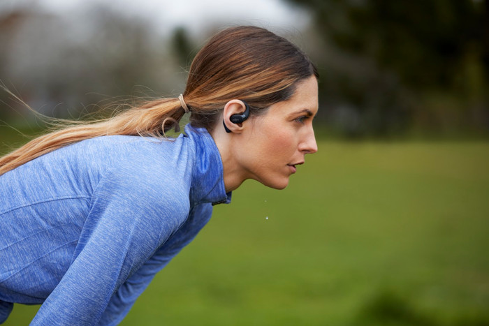 Shokz OpenFit Schwarz produkt in gebrauch