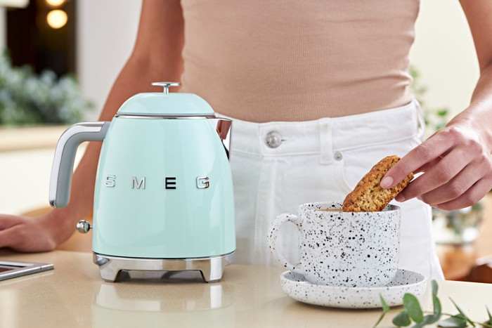 SMEG KLF05PGEU Pastel Green product in use