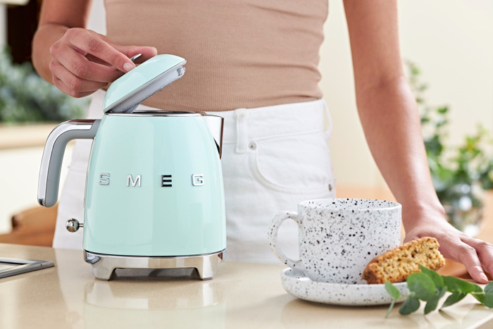 SMEG KLF05PGEU Pastel Green product in use