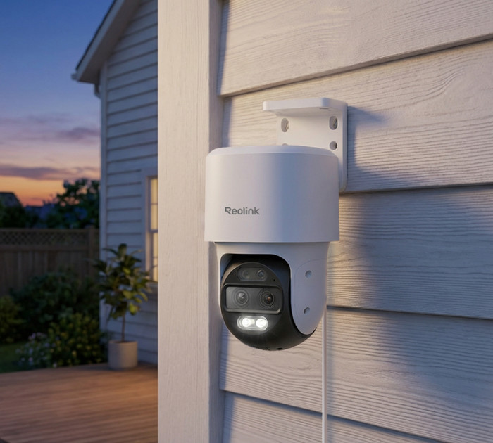 Reolink TrackMix P760 product in use