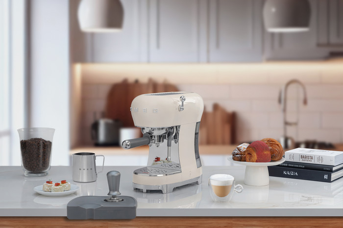 SMEG ECF02CREU Creme produkt in gebrauch