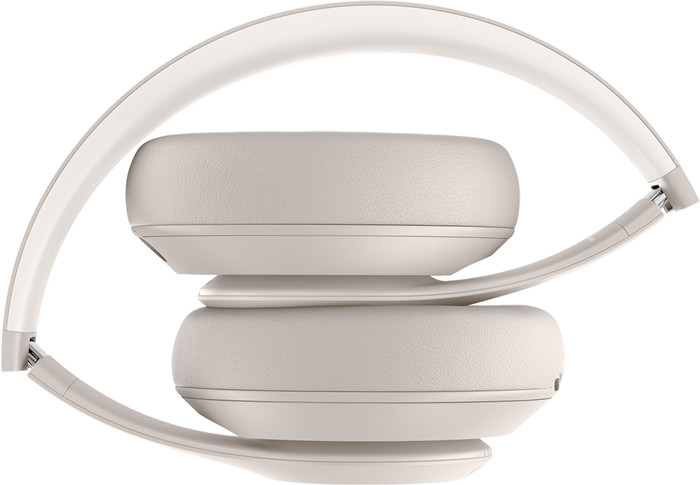 Beats Studio Pro Cream + BlueBuilt Power Delivery Charger with USB-C Port 20W White detail