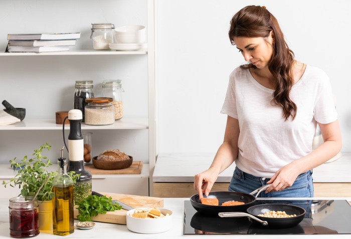 KitchenAid Forged Hardened Aluminium Bratpfannenset 20 + 28 cm produkt in gebrauch