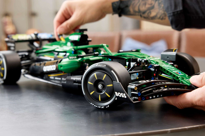 LEGO Technic Aston Martin Aramco AMR25 F1 Car 42240 visual supplier