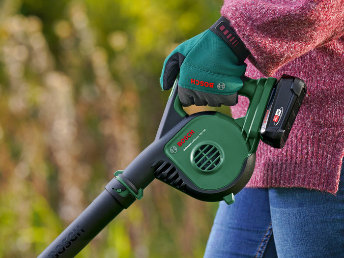 Bosch Universal LeafBlower 18V-130 (ohne Akku) produkt in gebrauch