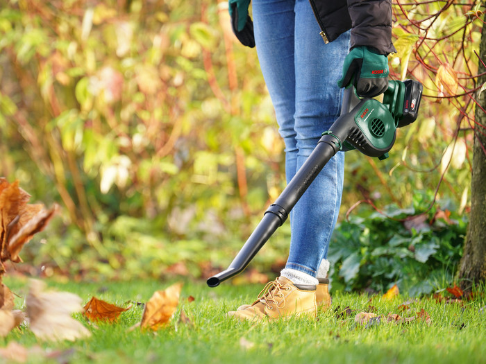 Bosch Universal LeafBlower 18V-130 (ohne Akku) produkt in gebrauch