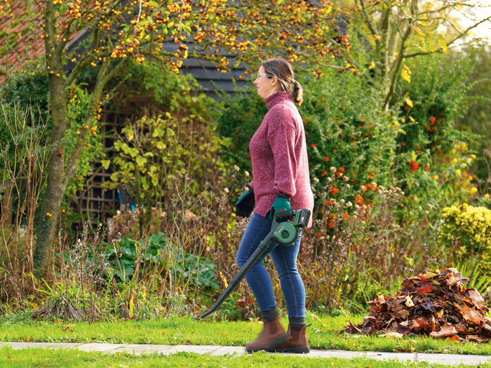 Bosch Universal LeafBlower 18V-130 (ohne Akku) produkt in gebrauch