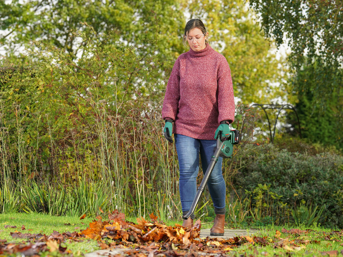 Bosch Universal LeafBlower 18V-130 (ohne Akku) produkt in gebrauch