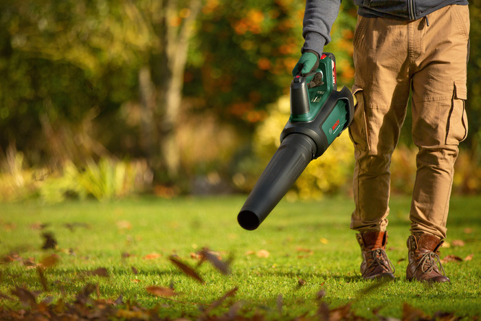 Bosch Advanced LeafBlower 36V-750 (without battery) product in use