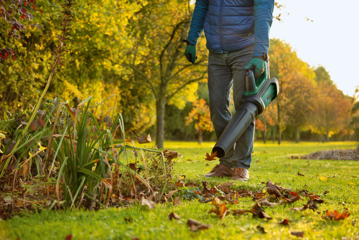 Bosch Advanced LeafBlower 36V-750 + 36-V-Akku (2,0 Ah) produkt in gebrauch